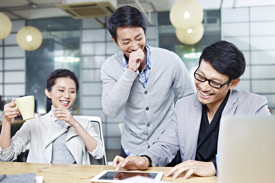 社員同士が笑顔で話す